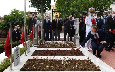 Vali Yavuz, Şehitlikleri Ziyaret Etti