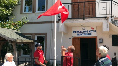 Vatandaş Türk Bayrağı istedi, Başkan Büyükakın yerine getirdi
