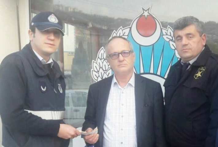VATANDAŞIN KAYBETTİĞİ PARAYI ZABITA BULDU!!