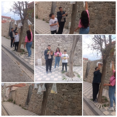 VATANDAŞLARA KİTAPLAR HEDİYE ETTİ