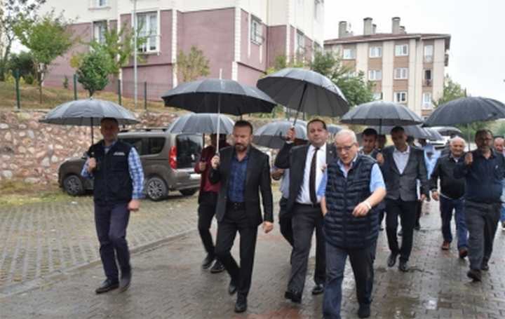 YAĞMUR ALTINDA MAHALLE GEZİSİ