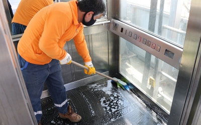 Yaya üstgeçit asansörleri temiz tutuluyor