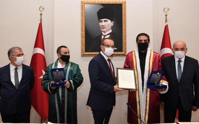 Yılın Ahisi ve Kalfa cübbelerini giydi