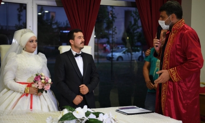 YİNE, YENİDEN CEMİYETLERDE