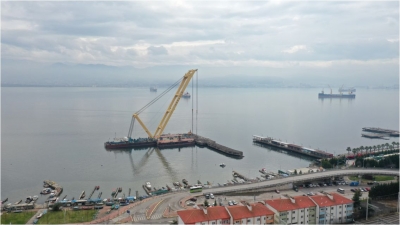 yüzer vinç ile yıkılıyor