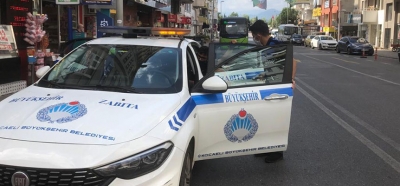 Zabıtası, öğrencilerin yardımına koştu